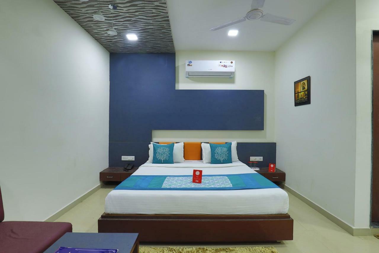Oyo 9238 Hotel Meet Palace Naroda エクステリア 写真