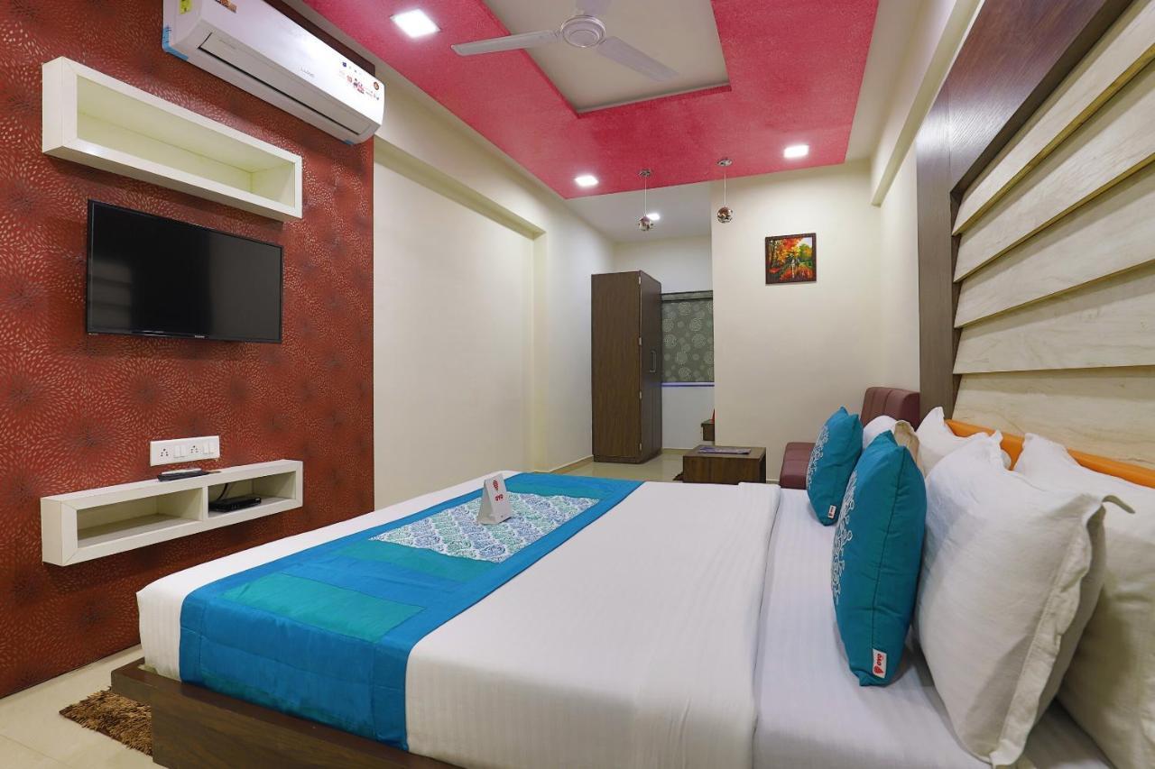Oyo 9238 Hotel Meet Palace Naroda エクステリア 写真